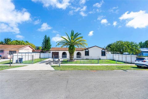 House in Homestead, Florida 4 bedrooms, 175.86 sq.m. № 2080630 - photo 2