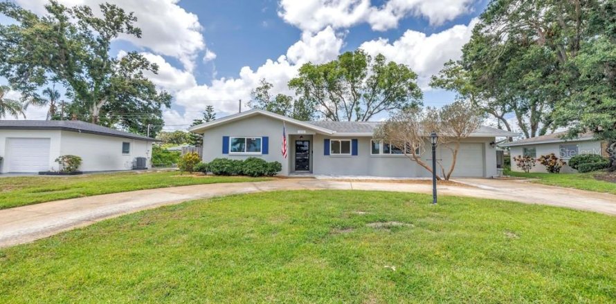 Villa ou maison à Saint Petersburg, Floride 3 chambres, 160.26 m2 № 1789940