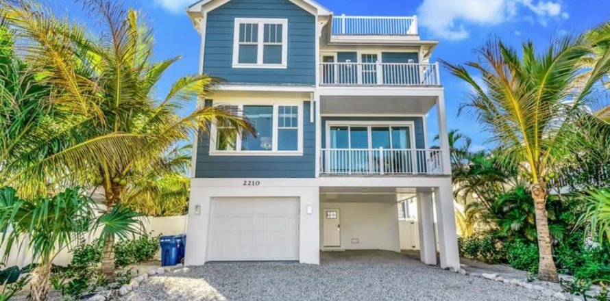 House in Bradenton Beach, Florida 7 bedrooms, 272.95 sq.m. № 2231951