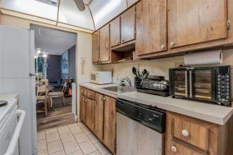 Condominio en venta en Lauderdale Lakes, Florida, 2 dormitorios, 93.09 m2 № 1957517 - foto 2