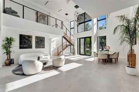 House in Biscayne Park, Florida 4 bedrooms № 1711435 - photo 9
