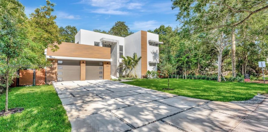 House in Biscayne Park, Florida 4 bedrooms № 1711435