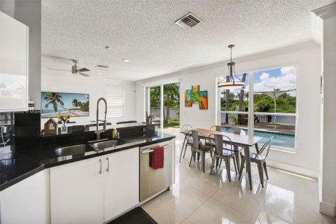 House in Miramar, Florida 4 bedrooms, 245.17 sq.m. № 1886598 - photo 25