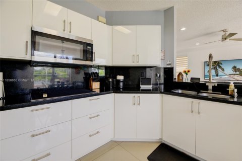 House in Miramar, Florida 4 bedrooms, 245.17 sq.m. № 1886598 - photo 24