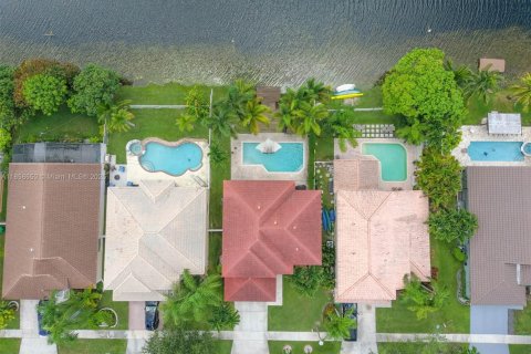 House in Miramar, Florida 4 bedrooms, 245.17 sq.m. № 1886598 - photo 8