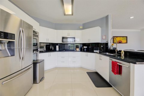 House in Miramar, Florida 4 bedrooms, 245.17 sq.m. № 1886598 - photo 23