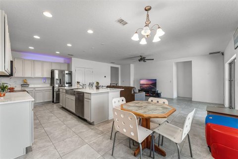 House in Sorrento, Florida 4 bedrooms, 194.54 sq.m. № 1688428 - photo 21