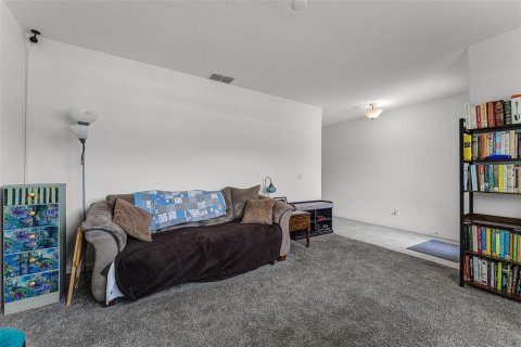 House in Sorrento, Florida 4 bedrooms, 194.54 sq.m. № 1688428 - photo 8