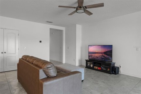 House in Sorrento, Florida 4 bedrooms, 194.54 sq.m. № 1688428 - photo 12