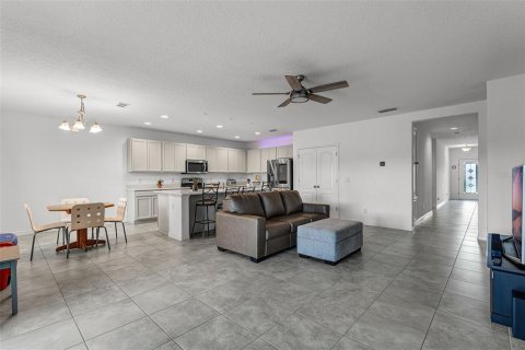 House in Sorrento, Florida 4 bedrooms, 194.54 sq.m. № 1688428 - photo 9