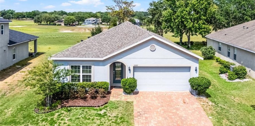 House in Sorrento, Florida 4 bedrooms, 194.54 sq.m. № 1688428