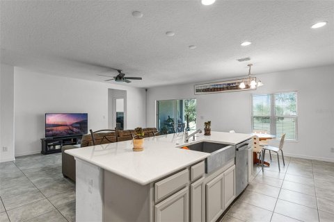 House in Sorrento, Florida 4 bedrooms, 194.54 sq.m. № 1688428 - photo 17