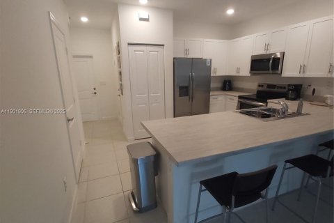 Townhouse in Homestead, Florida 3 bedrooms № 2035640 - photo 6