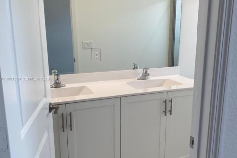 Townhouse in Homestead, Florida 3 bedrooms № 2035640 - photo 25