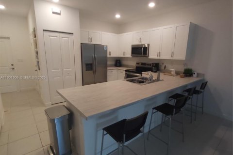 Townhouse in Homestead, Florida 3 bedrooms № 2035640 - photo 5