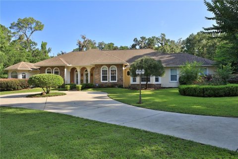 House in Ocala, Florida 4 bedrooms, 435.34 sq.m. № 2218237 - photo 1