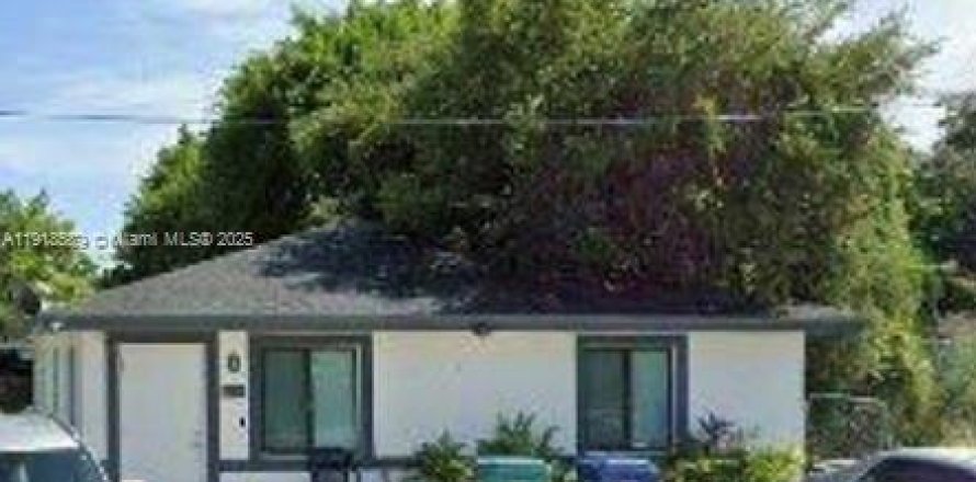Villa ou maison à Miami, Floride 4 chambres, 130.99 m2 № 2017073