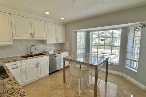 Townhouse in Hollywood, Florida 3 bedrooms, 174.38 sq.m. № 2276330 - photo 17