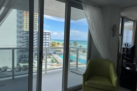 Снять в аренду кондоминиум в Халландейл-Бич, Флорида 2 спальни, 108.23м2, № 2047960 - фото 4