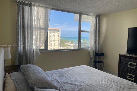 Снять в аренду кондоминиум в Халландейл-Бич, Флорида 2 спальни, 108.23м2, № 2047960 - фото 9