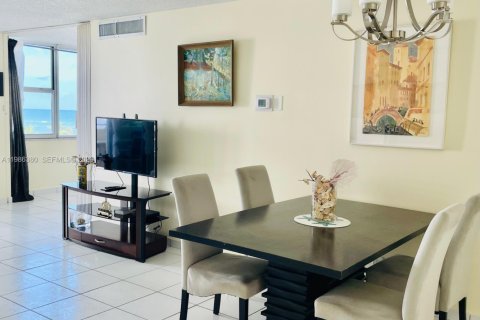 Снять в аренду кондоминиум в Халландейл-Бич, Флорида 2 спальни, 108.23м2, № 2047960 - фото 15