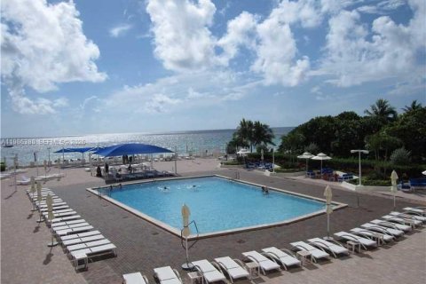 Снять в аренду кондоминиум в Халландейл-Бич, Флорида 2 спальни, 108.23м2, № 2047960 - фото 25