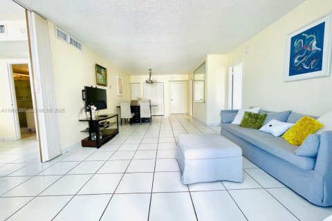 Снять в аренду кондоминиум в Халландейл-Бич, Флорида 2 спальни, 108.23м2, № 2047960 - фото 6