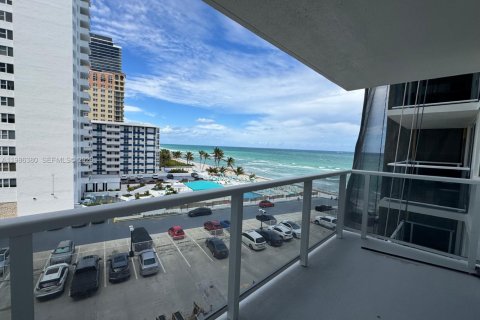 Кондоминиум с 2 спальнями в Халландейл-Бич, Флорида № 2047960