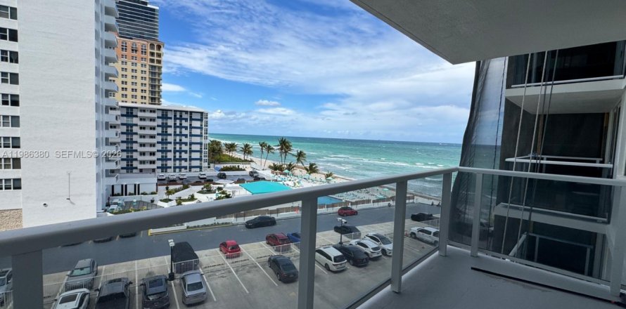 Кондоминиум с 2 спальнями в Халландейл-Бич, Флорида № 2047960