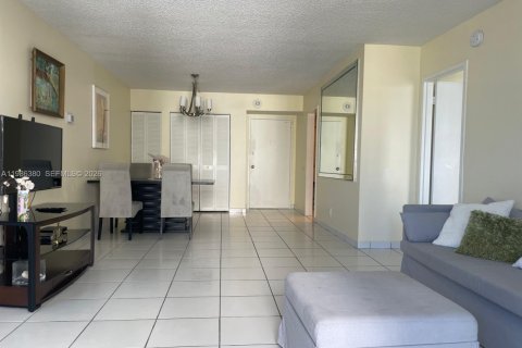 Снять в аренду кондоминиум в Халландейл-Бич, Флорида 2 спальни, 108.23м2, № 2047960 - фото 7