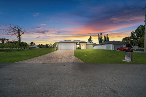 Купить виллу или дом в Лихай-Эйкерс, Флорида 4 спальни, № 2018486 - фото 5