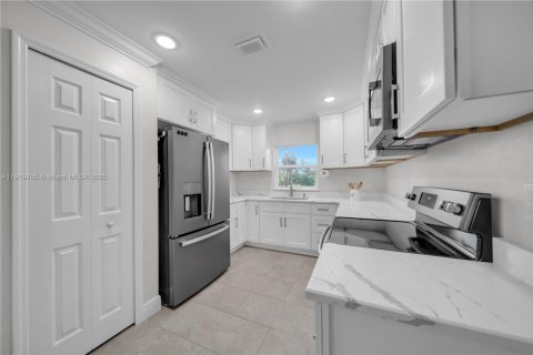 Купить виллу или дом в Лихай-Эйкерс, Флорида 4 спальни, № 2018486 - фото 18