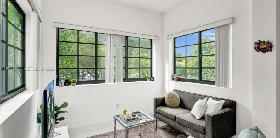 Apartment in Coral Gables, Florida 2 bedrooms, 83.61 sq.m. № 2149248