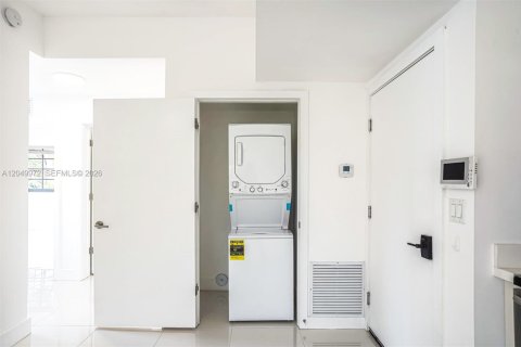 Apartment in Coral Gables, Florida 2 bedrooms, 83.61 sq.m. № 2149248 - photo 13