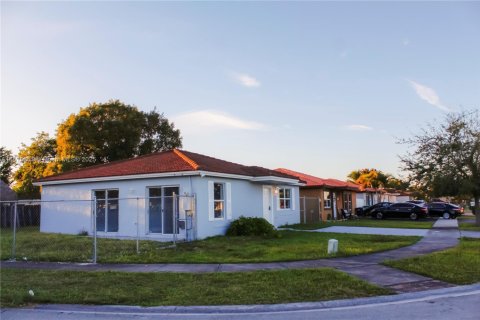 Casa en venta en Homestead, Florida, 3 dormitorios, 113.43 m2 № 1768303 - foto 1