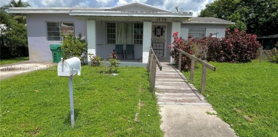 Casa en Miami, Florida 3 dormitorios, 112.88 m2 № 1946751