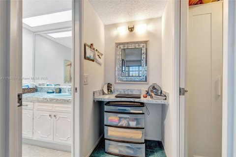 Condo in Pompano Beach, Florida, 2 bedrooms  № 1707147 - photo 25