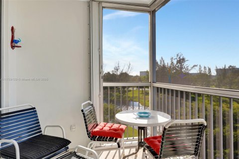 Condo in Pompano Beach, Florida, 2 bedrooms  № 1707147 - photo 2