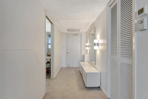 Condo in Pompano Beach, Florida, 2 bedrooms  № 1707147 - photo 7