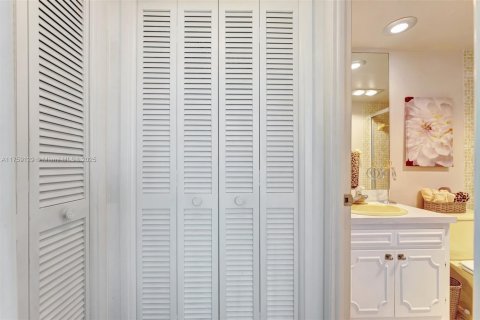 Condo in Pompano Beach, Florida, 2 bedrooms  № 1707147 - photo 20