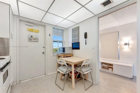 Condo in Pompano Beach, Florida, 2 bedrooms  № 1707147 - photo 11