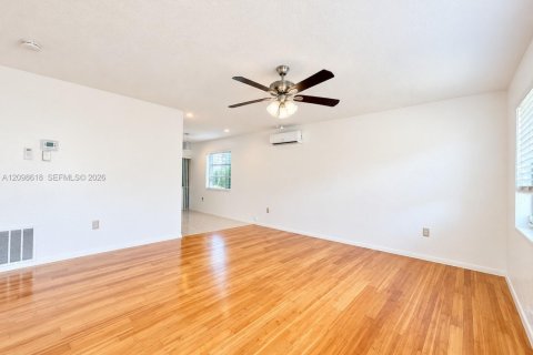 House in Sunrise, Florida 2 bedrooms, 105.17 sq.m. № 2399664 - photo 3