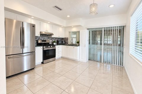 House in Sunrise, Florida 2 bedrooms, 105.17 sq.m. № 2399664 - photo 5