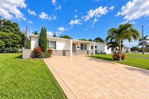 House in Sunrise, Florida 2 bedrooms, 105.17 sq.m. № 2399664