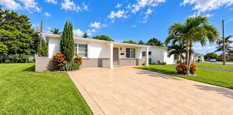 House in Sunrise, Florida 2 bedrooms, 105.17 sq.m. № 2399664