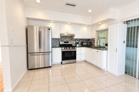 House in Sunrise, Florida 2 bedrooms, 105.17 sq.m. № 2399664 - photo 4