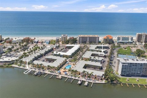 Condo in Indian Shores, Florida, 2 bedrooms № 2358696
