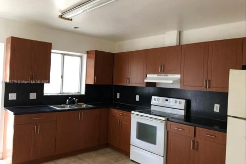 Villa ou maison à louer à Miami, Floride: 2 chambres, 162.58 m2 № 1937692 - photo 2