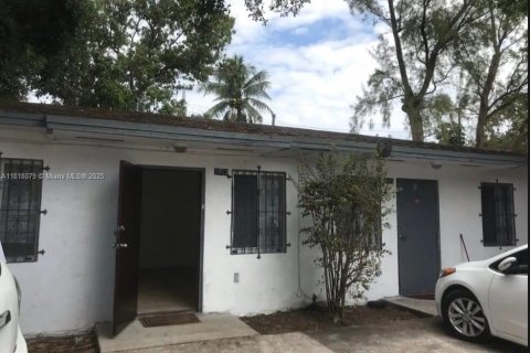 Villa ou maison à louer à Miami, Floride: 2 chambres, 162.58 m2 № 1937692 - photo 1