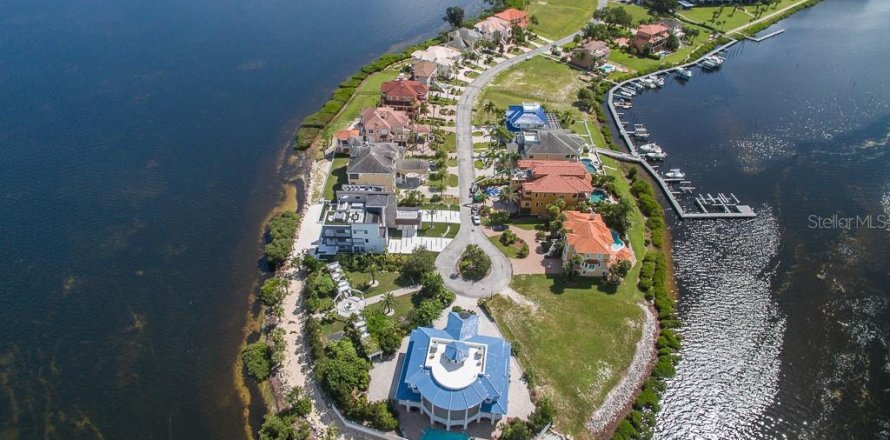 Terrain à Port Richey, Floride № 867174